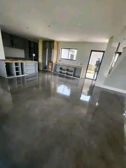 Gray Valencia screed